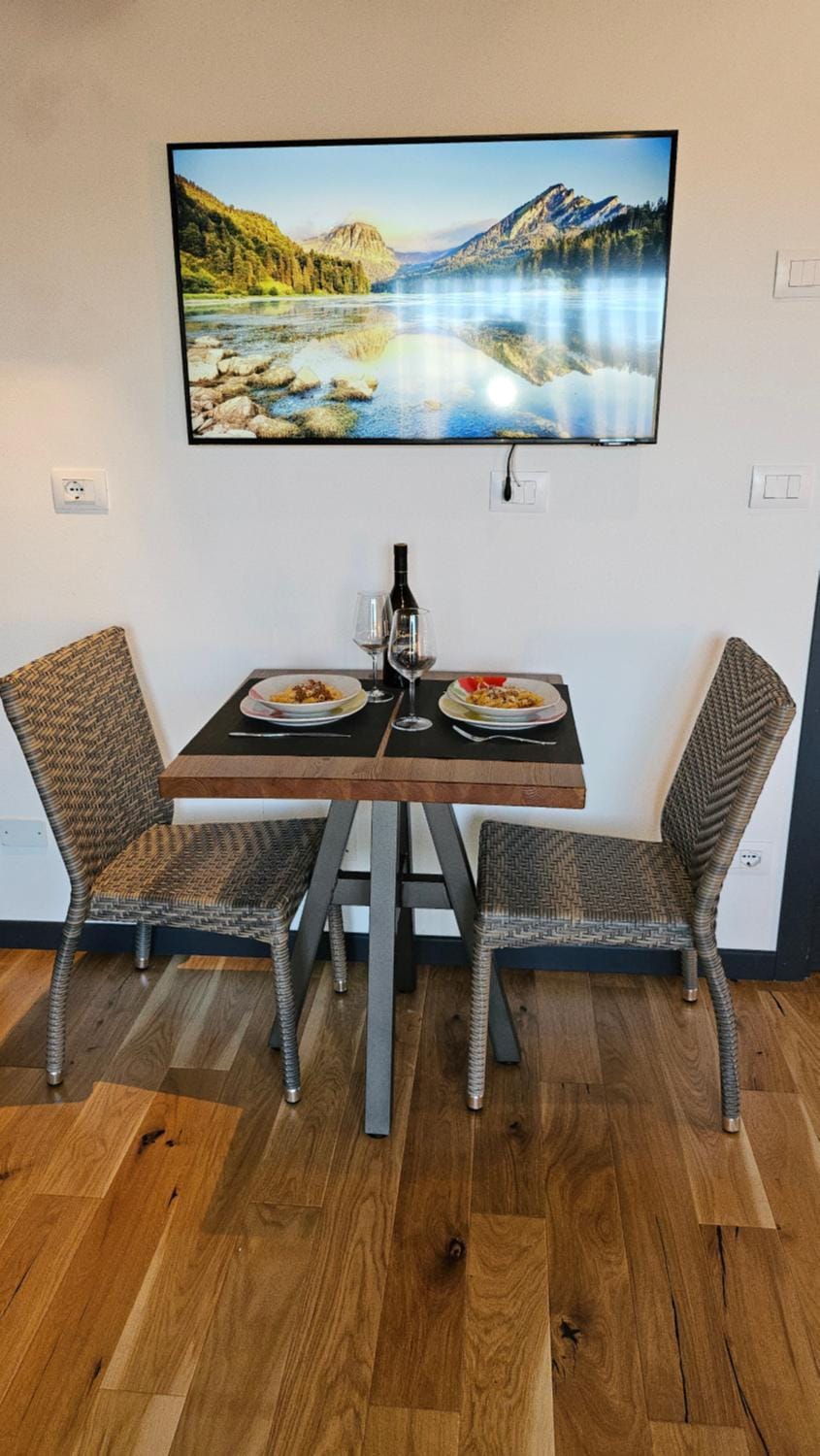 Dining area, Lunch, stove