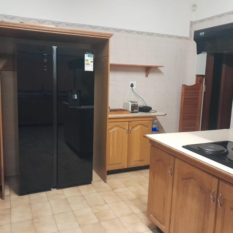 Kitchen or kitchenette, minibar