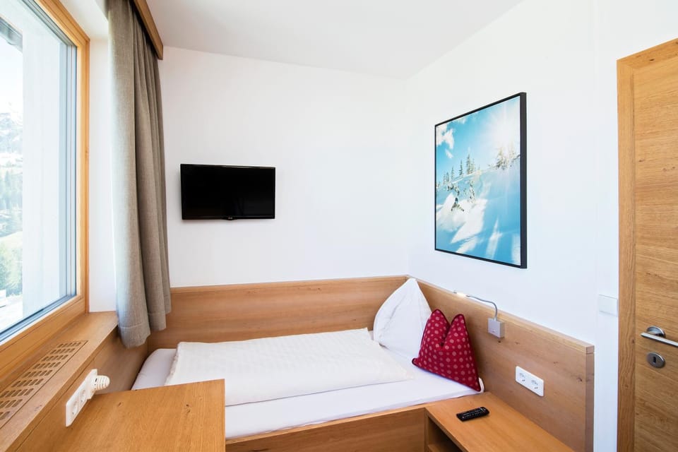 Bed, TV and multimedia, Bedroom