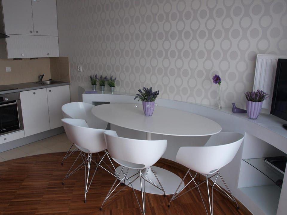 Kitchen or kitchenette, Dining area, Communal kitchen