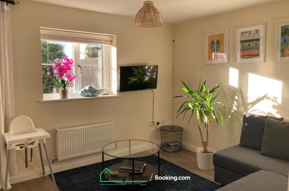 Communal lounge/ TV room, TV and multimedia, Living room, Seating area, Evening entertainment
