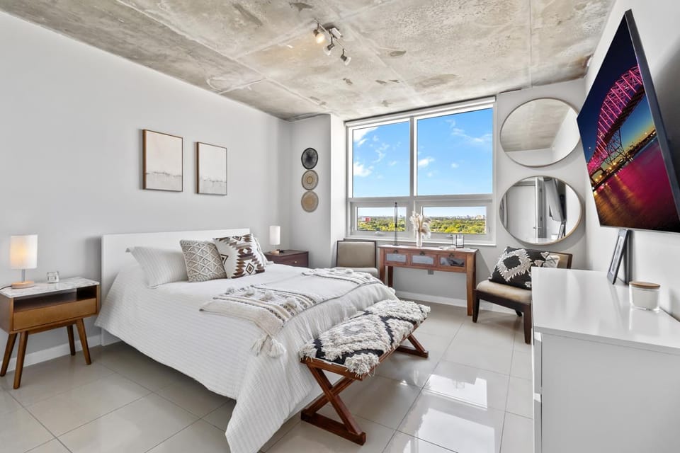 Bed, TV and multimedia, Bedroom