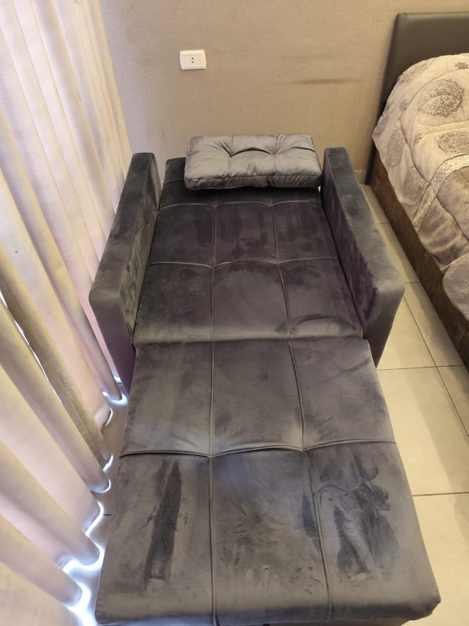 Photo of the whole room, Bedroom
