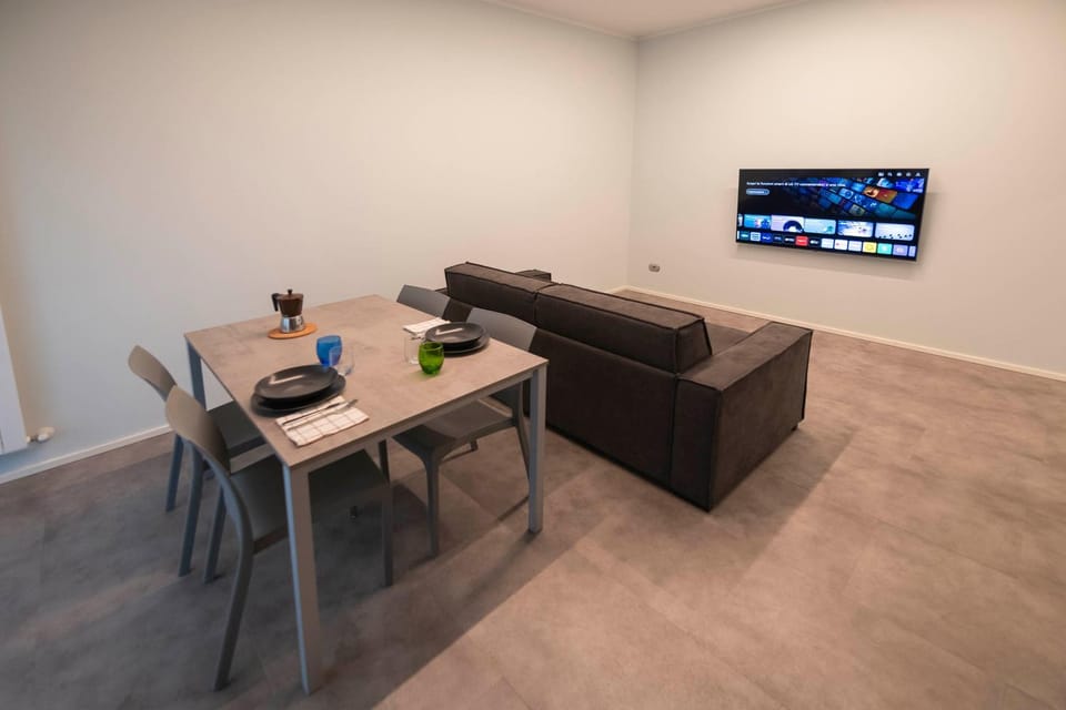 TV and multimedia, Living room, Seating area, Dining area