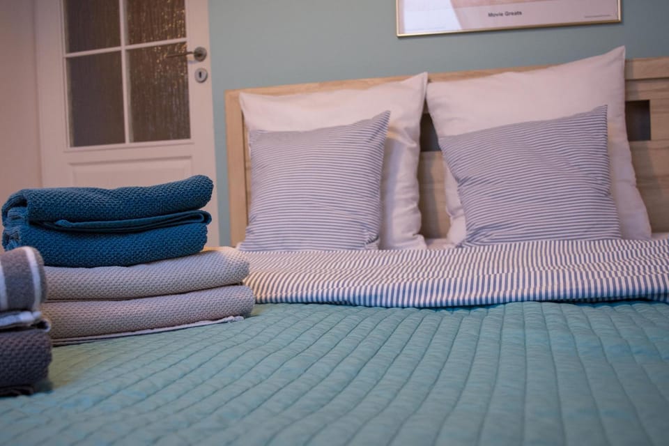 Bed, Photo of the whole room, Decorative detail, Bedroom, Area and facilities