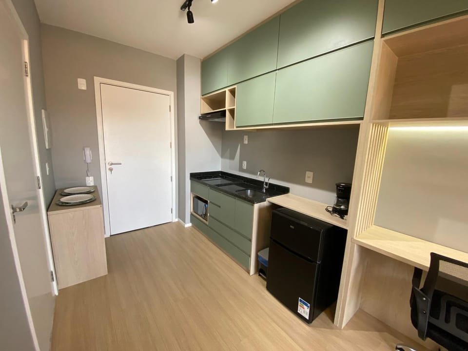 Kitchen or kitchenette, minibar, oven, stove