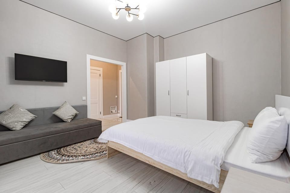Bed, TV and multimedia, Living room, Photo of the whole room, Seating area, Bedroom, wardrobe