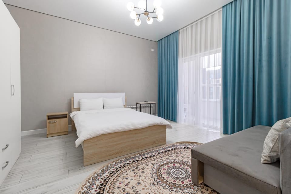 Bed, Photo of the whole room, Seating area, Bedroom