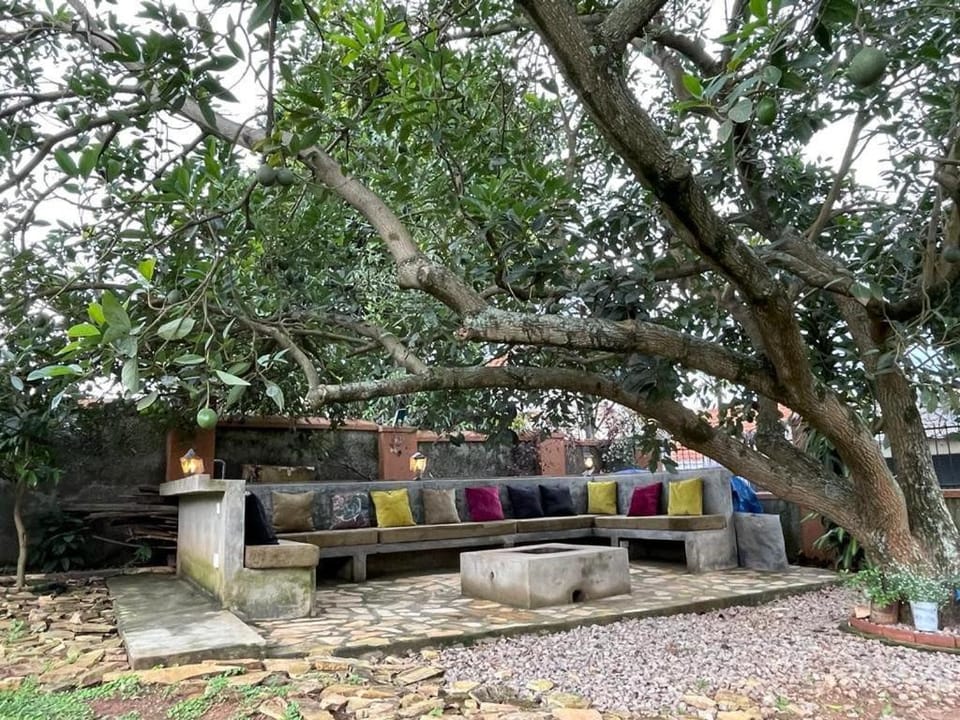 Muyenga Bungalow 3BRs, 6 guests, 6kms to Kla City House in Kampala