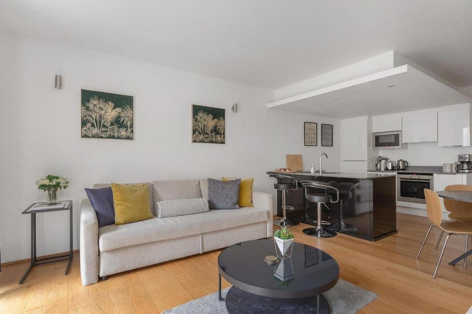 A modern two bedroom flat with private parking House in London