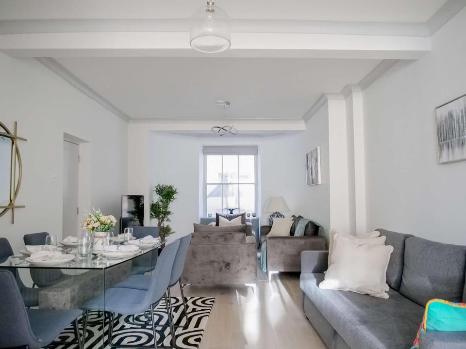 Super Spacious 3 Bedroom and 3 Bathroom Apartment Apartment in City of Westminster