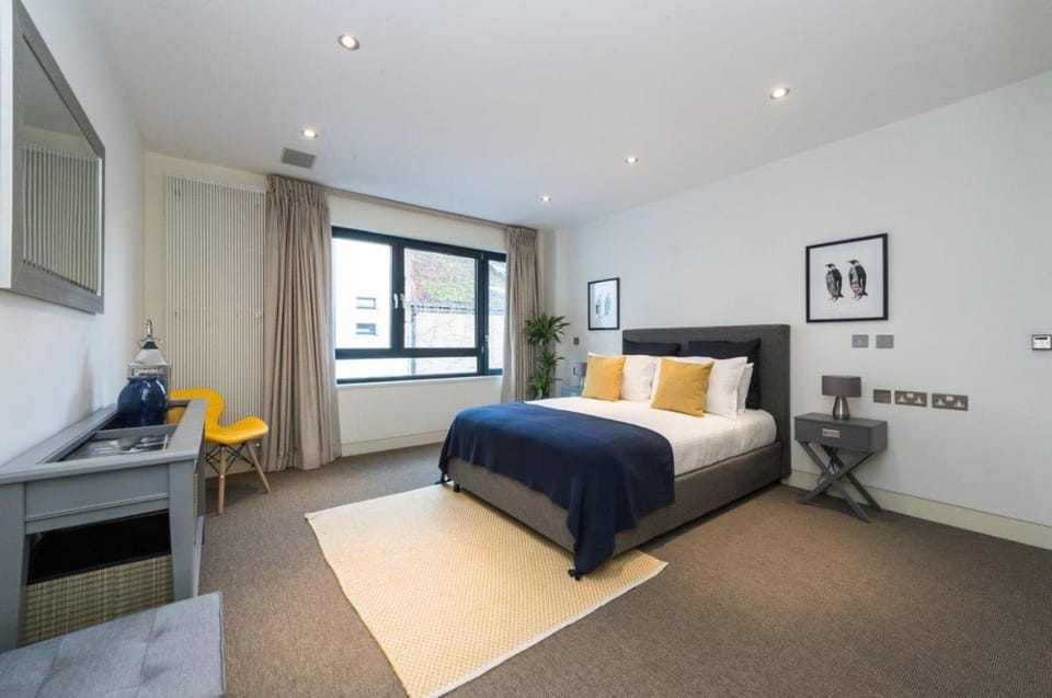 Spectacular Mews House in Holland Park Apartment in City of Westminster