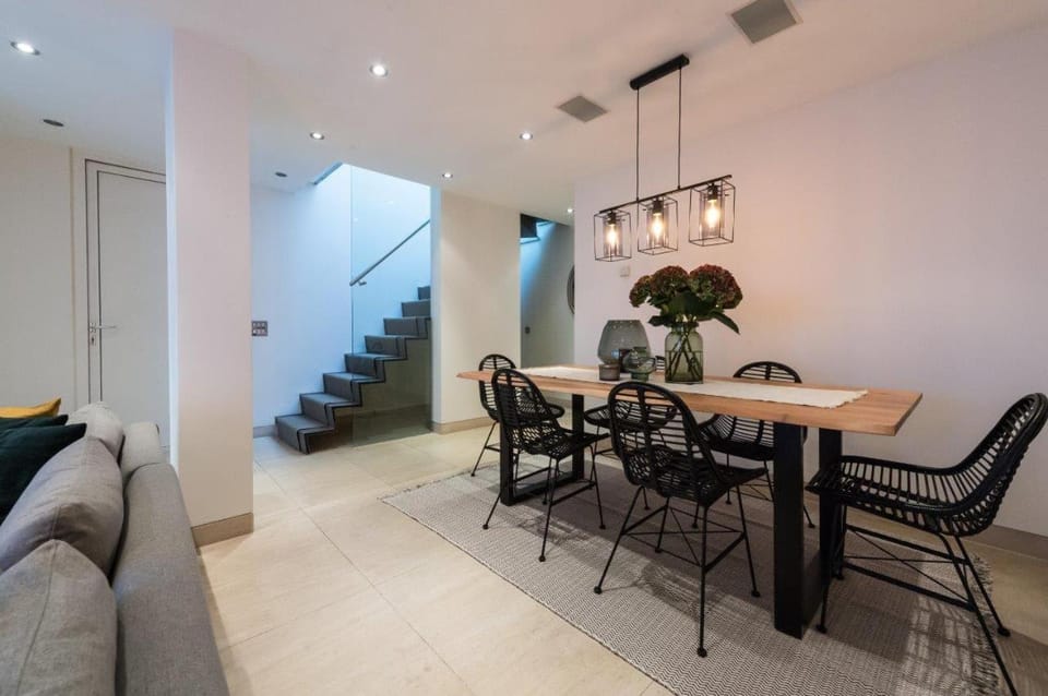 Spectacular Mews House in Holland Park Apartment in City of Westminster