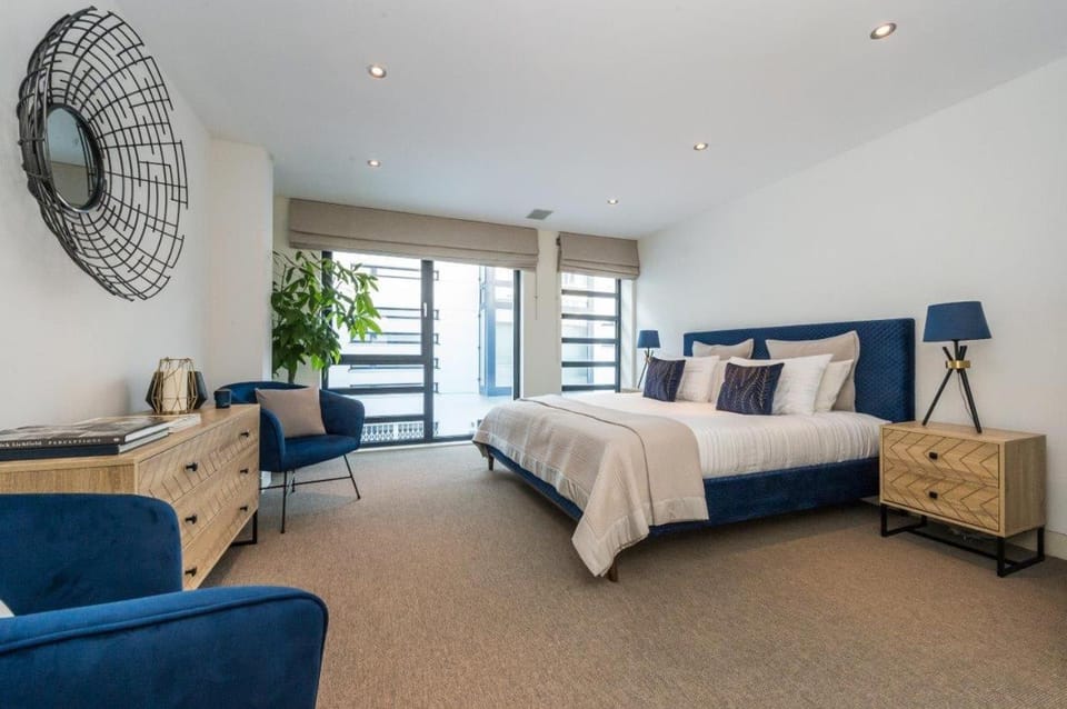 Spectacular Mews House in Holland Park Apartment in City of Westminster