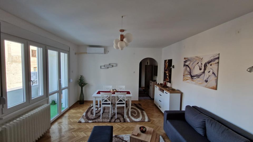 Living room, Photo of the whole room, Seating area, air conditioner