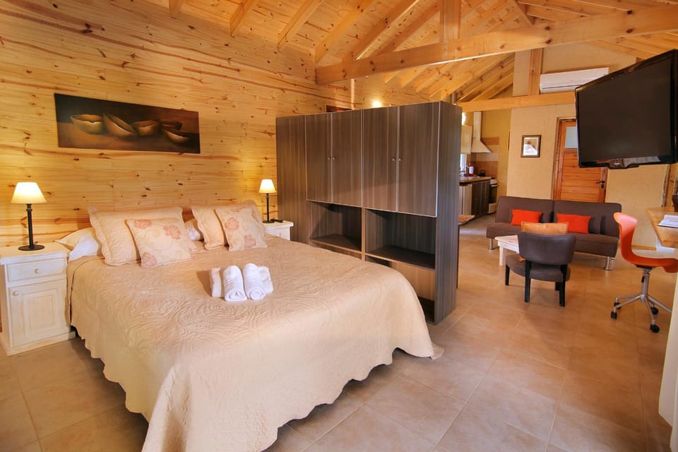 Bed, TV and multimedia, Bedroom, wardrobe