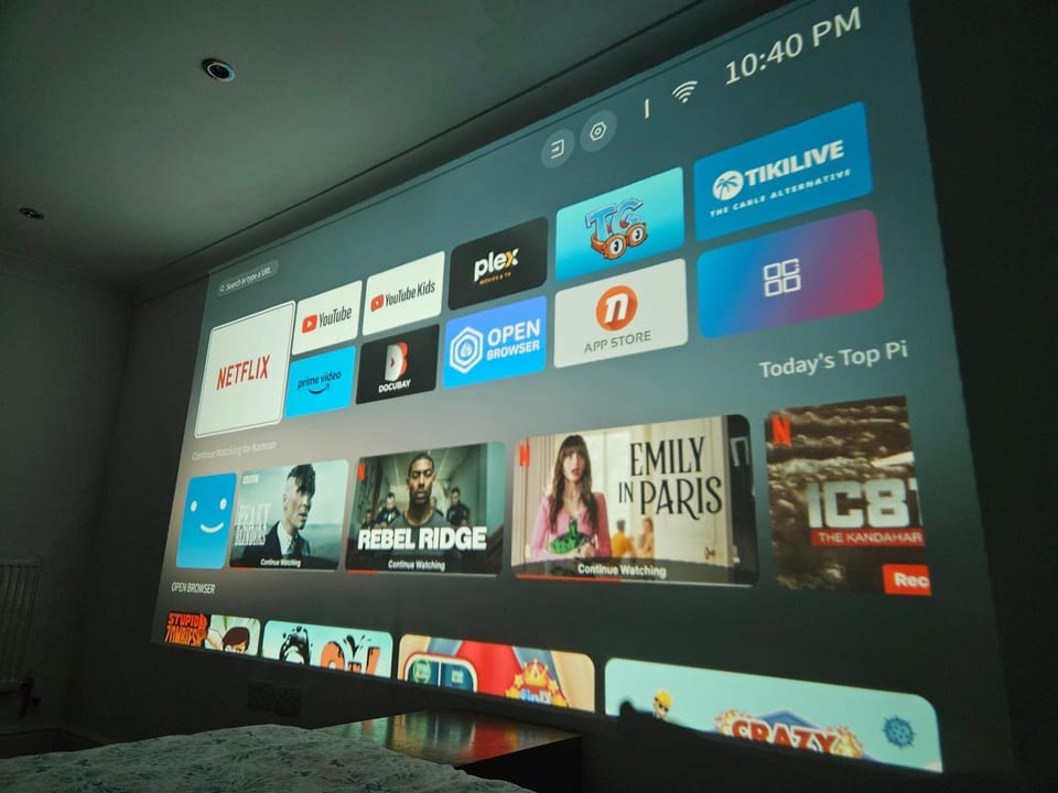 Large Annexe with games room pool table ping pong air hockey movie projector Chalet in Windsor