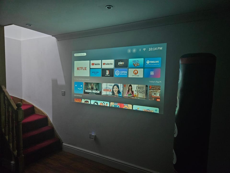 Large Annexe with games room pool table ping pong air hockey movie projector Chalet in Windsor