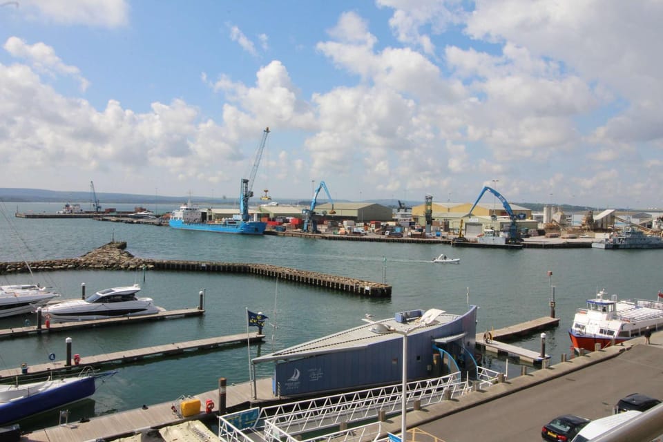 Les Bateaux - Frontline Views of Poole Quay from Balcony Apartment in Poole