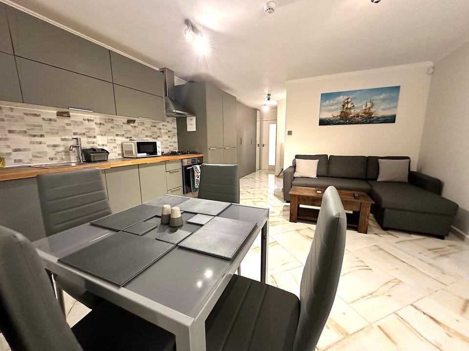 Kitchen or kitchenette, Living room, Seating area, Dining area, minibar, pet friendly, stove