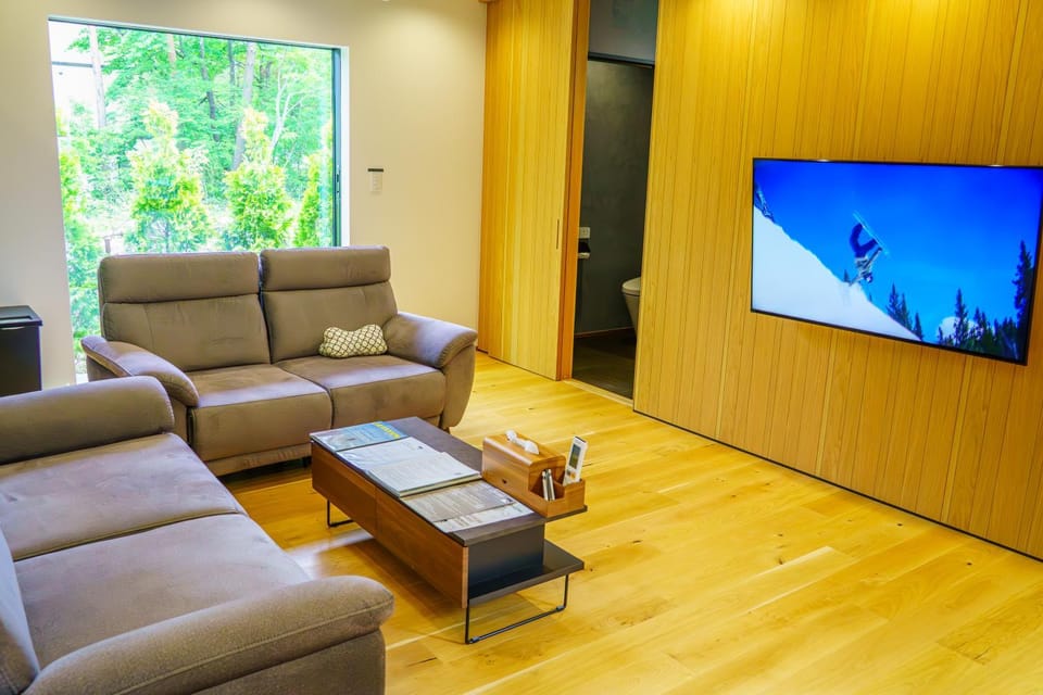 TV and multimedia, Living room, Seating area, Evening entertainment