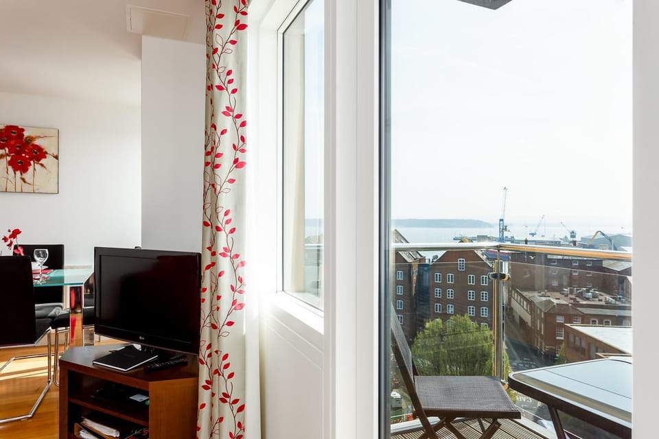TV and multimedia, Balcony/Terrace, City view, Sea view
