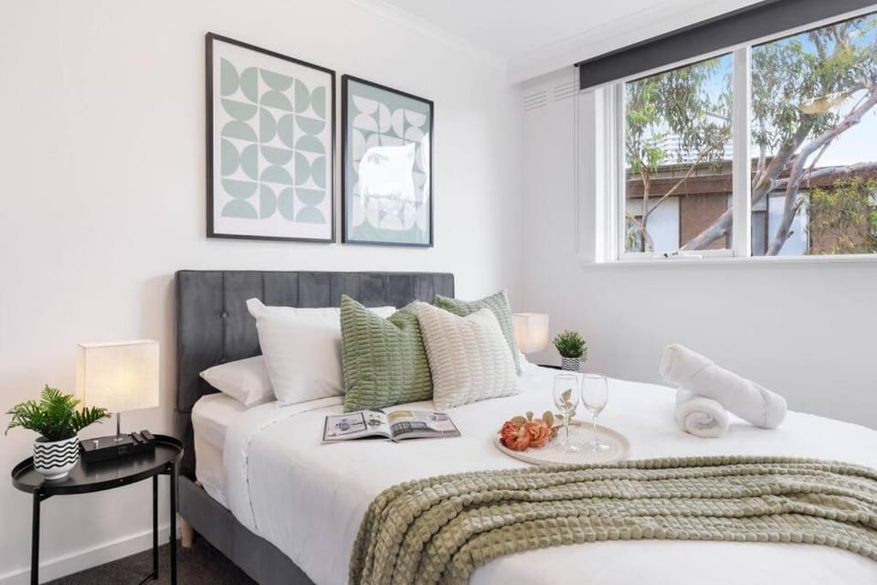 Charnwood 2BR: Homely Haven Apartment in Saint Kilda