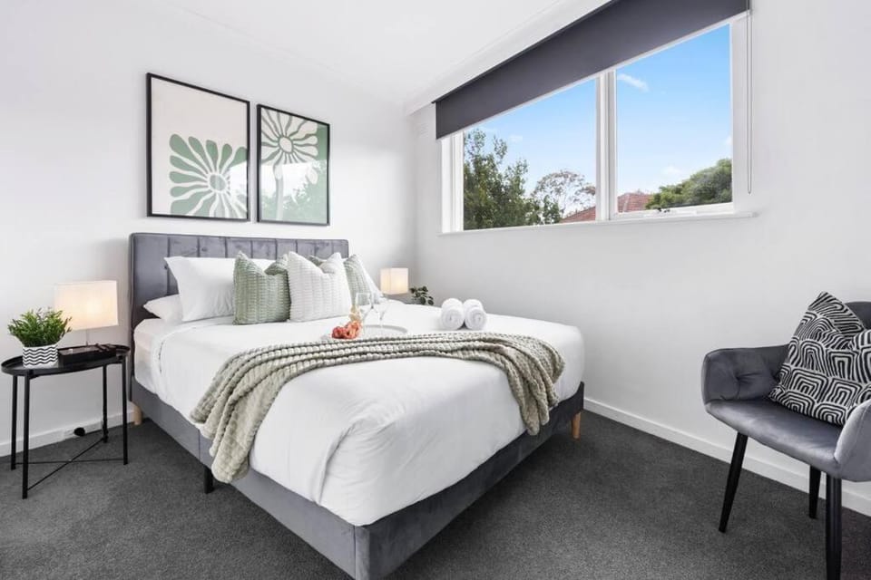 Charnwood 2BR: Homely Haven Apartment in Saint Kilda