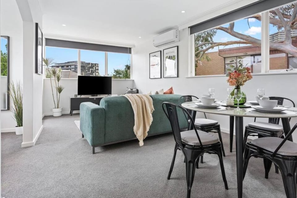 Charnwood 2BR: Homely Haven Apartment in Saint Kilda