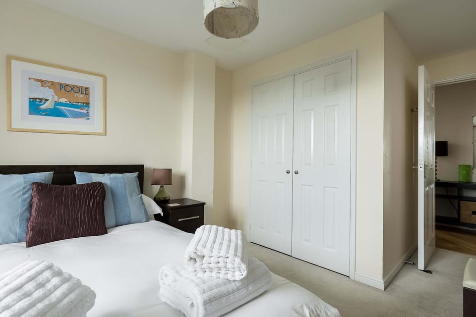 Bed, Bedroom, towels, wardrobe