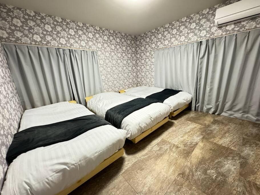 Bed, Photo of the whole room, Bedroom, air conditioner