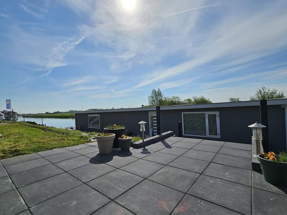 Property building, Natural landscape, Garden, View (from property/room), Balcony/Terrace, Garden view, Lake view, River view