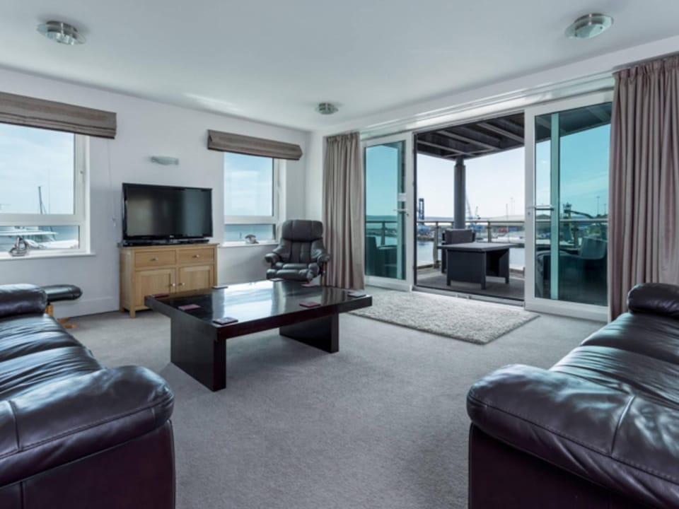 Panorama - 180-Degree Harbour Views Apartment in Poole