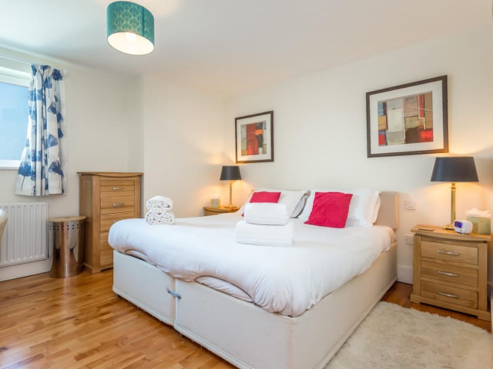 Peregrine - Poole Quay Location with Partial Harbour Views Apartment in Poole