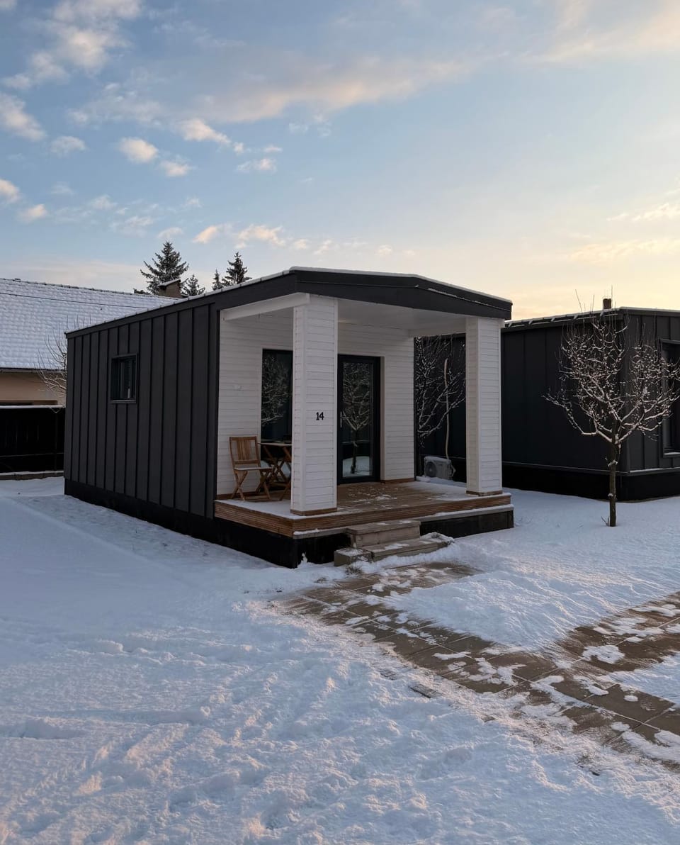 Pixel - Tiny Village Bed and Breakfast in Romania