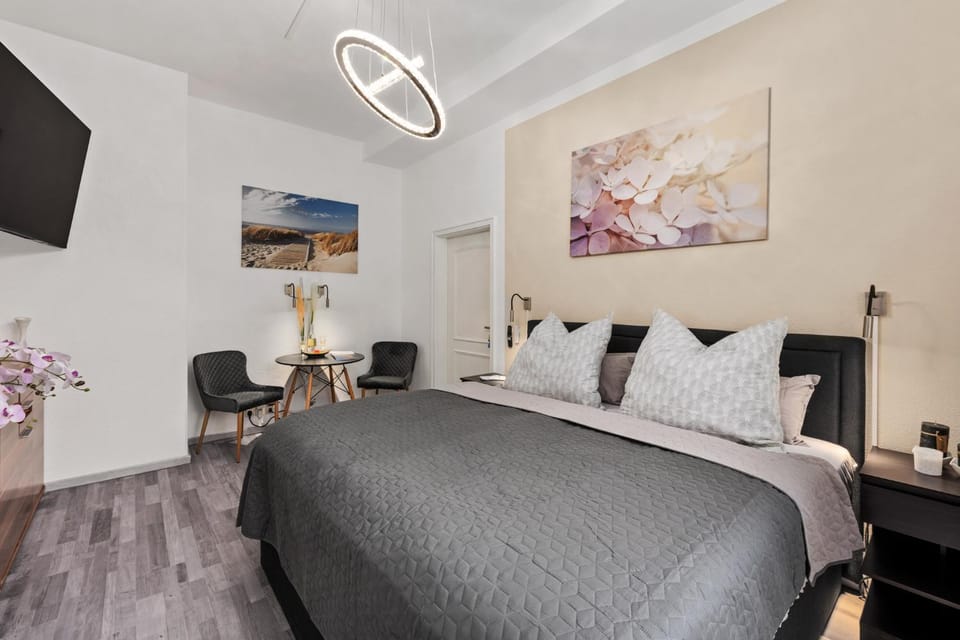 TV and multimedia, Photo of the whole room, Seating area, Bedroom