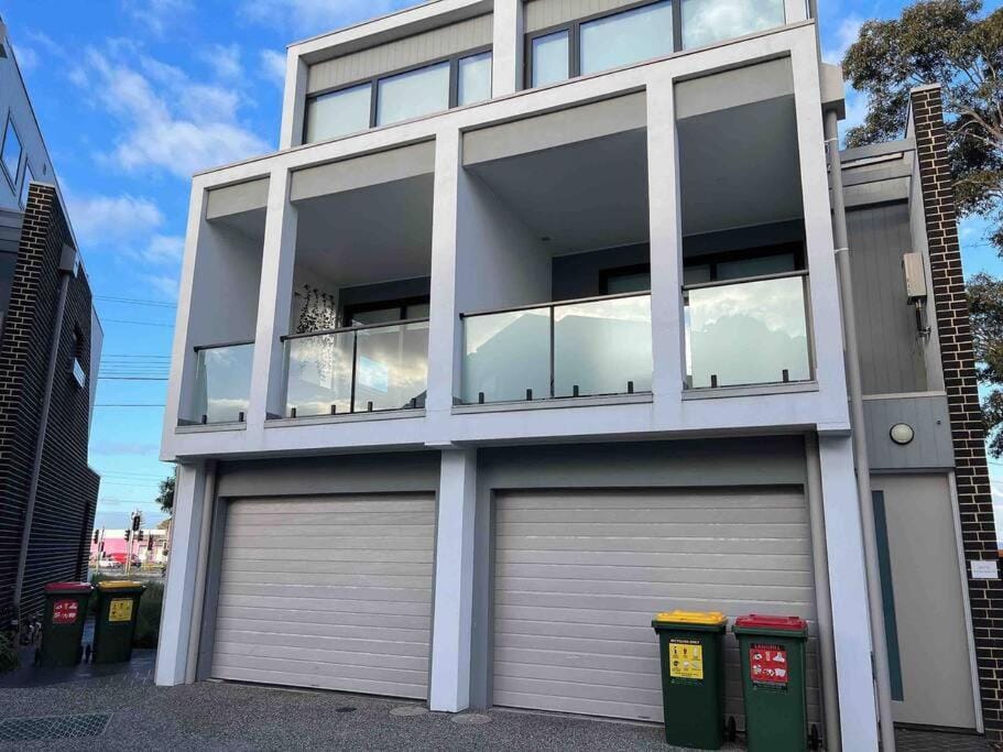 New and Sophisticated Home Apartment in Springvale