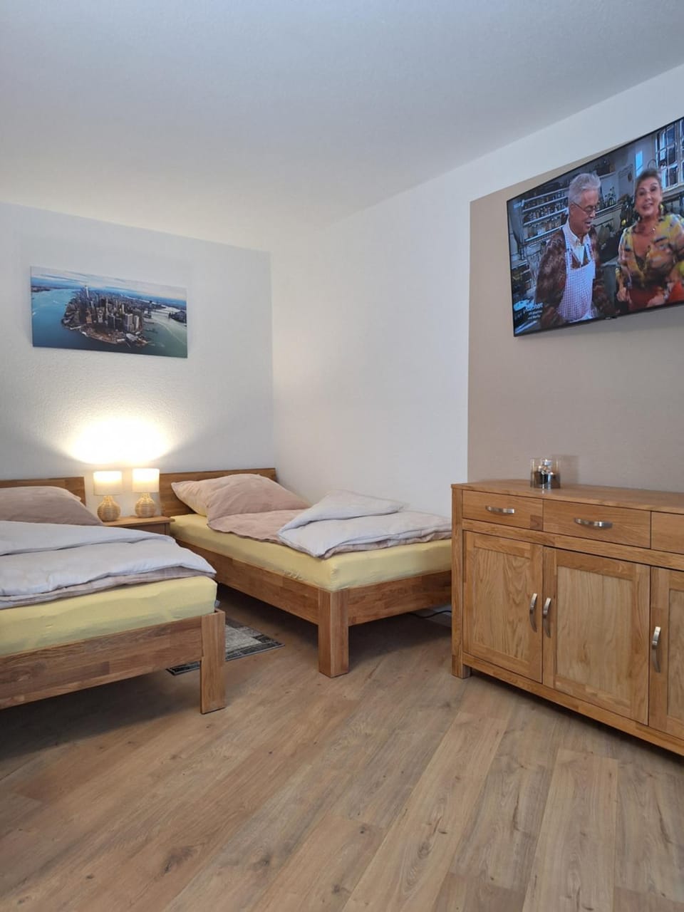 Bed, TV and multimedia, Bedroom