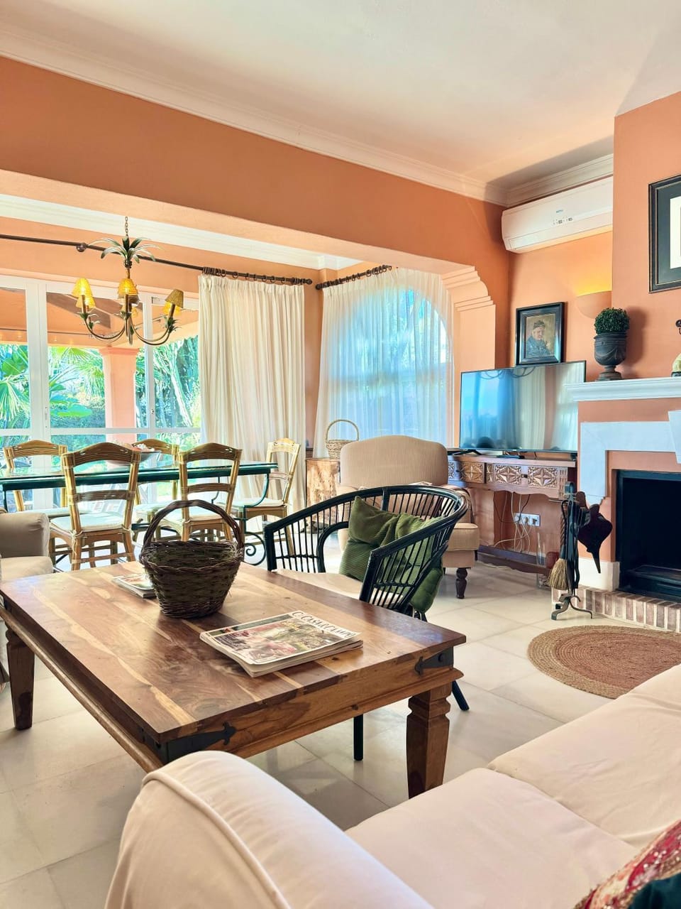 TV and multimedia, Living room, Seating area, Dining area, air conditioner