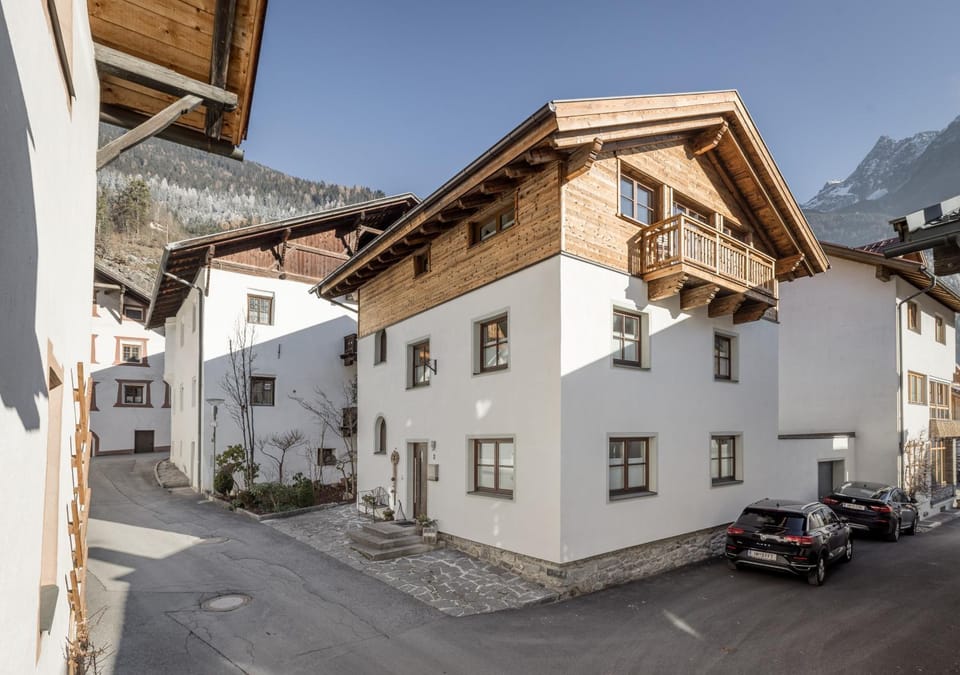 Property building, Day, Neighbourhood, Natural landscape, Mountain view, Location, Parking