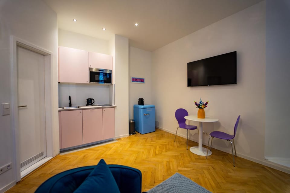 Kitchen or kitchenette, Seating area