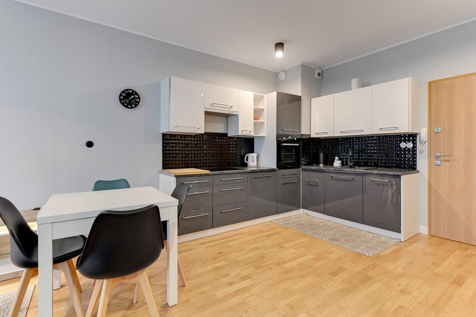 Kitchen or kitchenette, dishwasher, stove