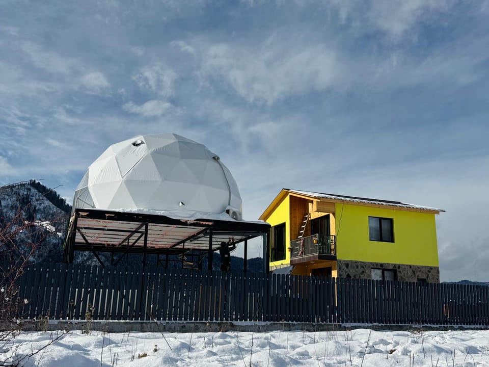 Property building, Day, Natural landscape, Winter, Mountain view