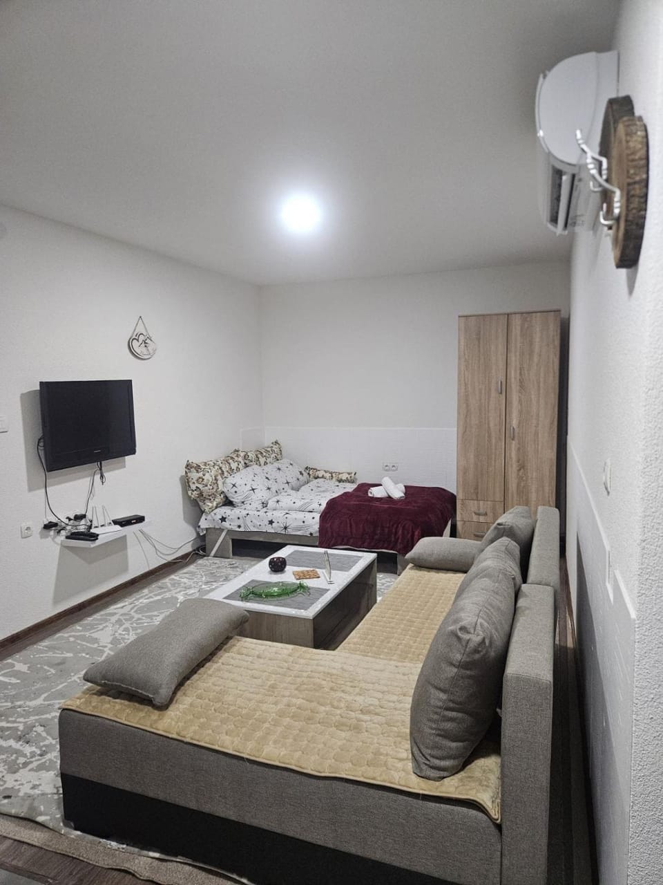 Communal lounge/ TV room, Bed, TV and multimedia, Living room, Seating area, Evening entertainment, Bedroom, air conditioner