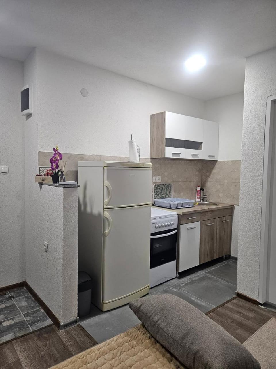 Kitchen or kitchenette, dishwasher, oven, stove