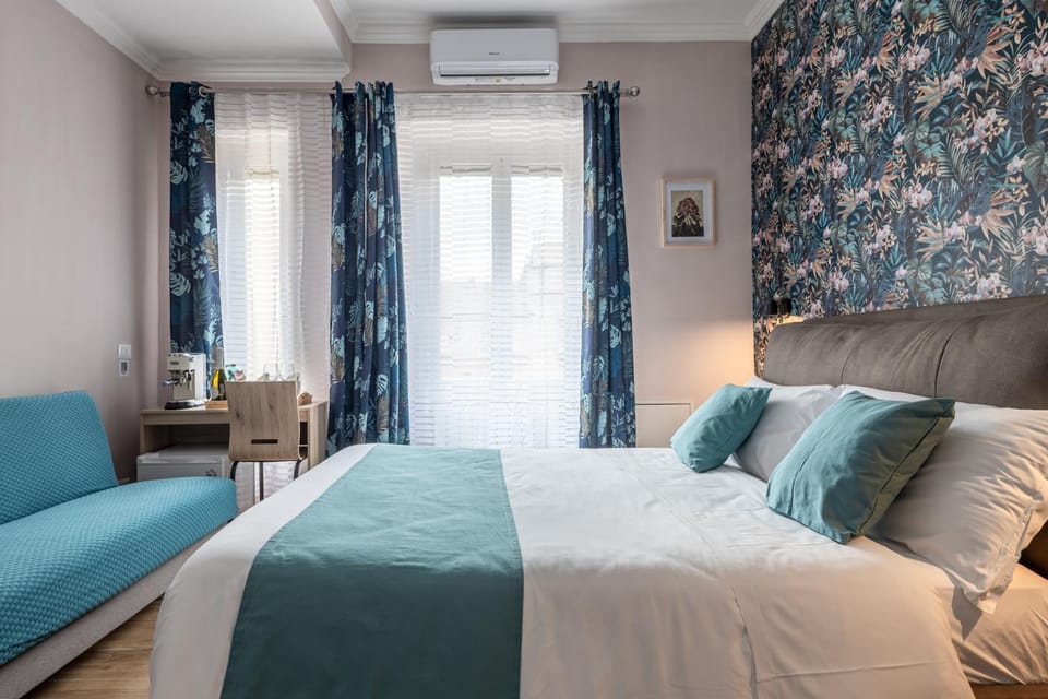 Photo of the whole room, Bedroom, air conditioner
