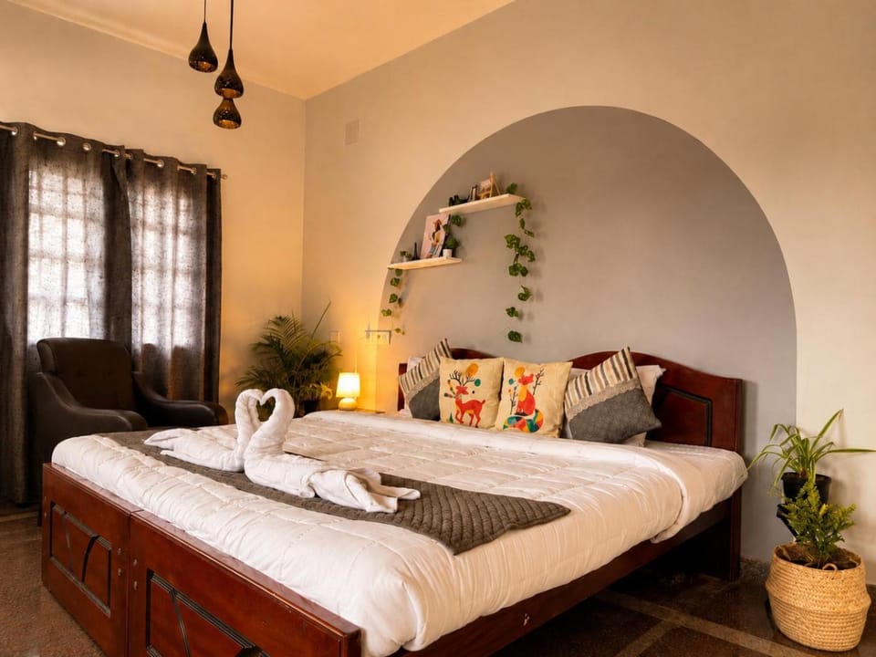 Bed, Bedroom, towels