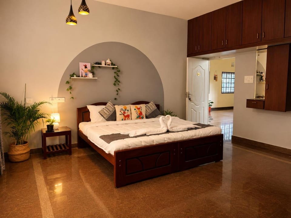 Bed, Photo of the whole room, Bedroom, towels