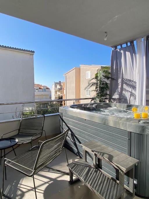 Luxury apartment with jacuzzi Apartment in Podstrana