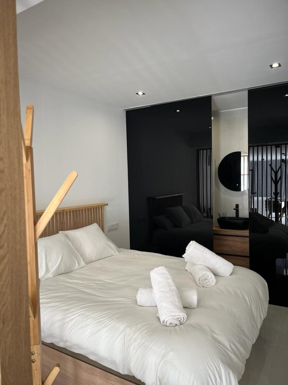 Bed, Bedroom, towels